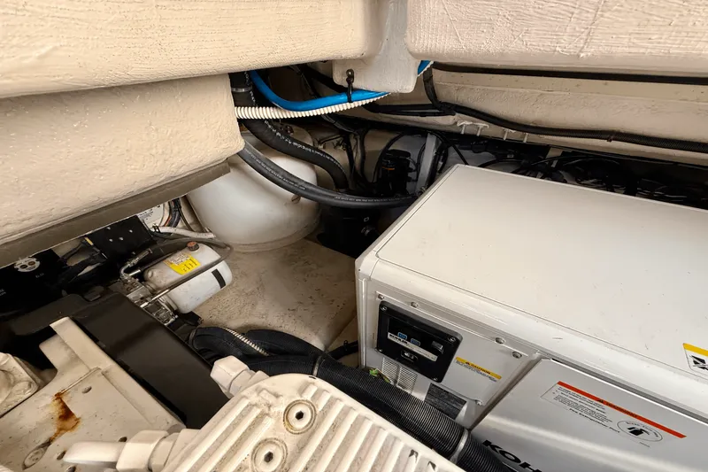 Slide: The Image of Sea Ray Sundancer 400 2017 - 25