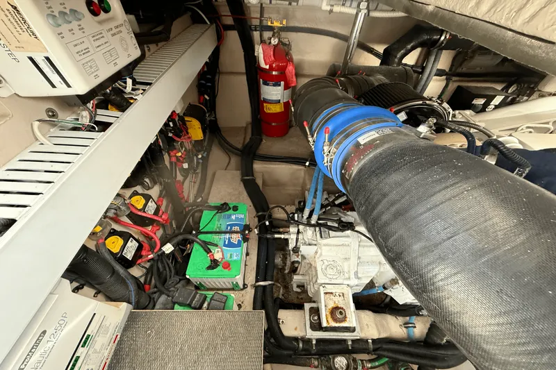 Slide: The Image of Sea Ray Sundancer 400 2017 - 26