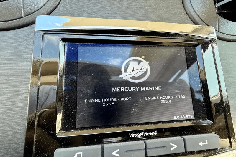 Slide: The Image of Sea Ray Sundancer 400 2017 - 38