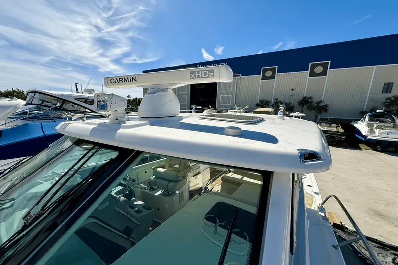 Slide: The Image of Boston Whaler 345 CONQUEST 2015 - 10
