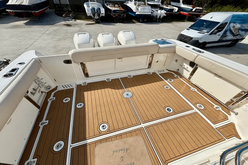 Slide: The Image of Boston Whaler 345 CONQUEST 2015 - 16