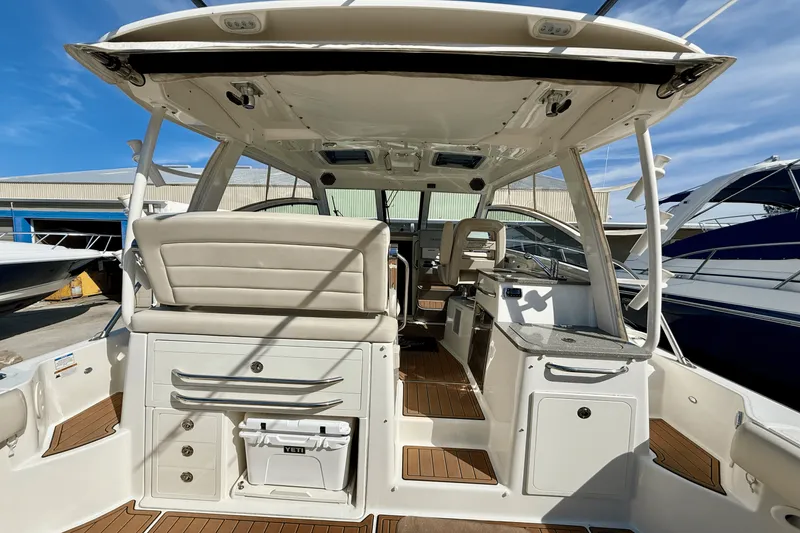 Slide: The Image of Boston Whaler 345 CONQUEST 2015 - 20