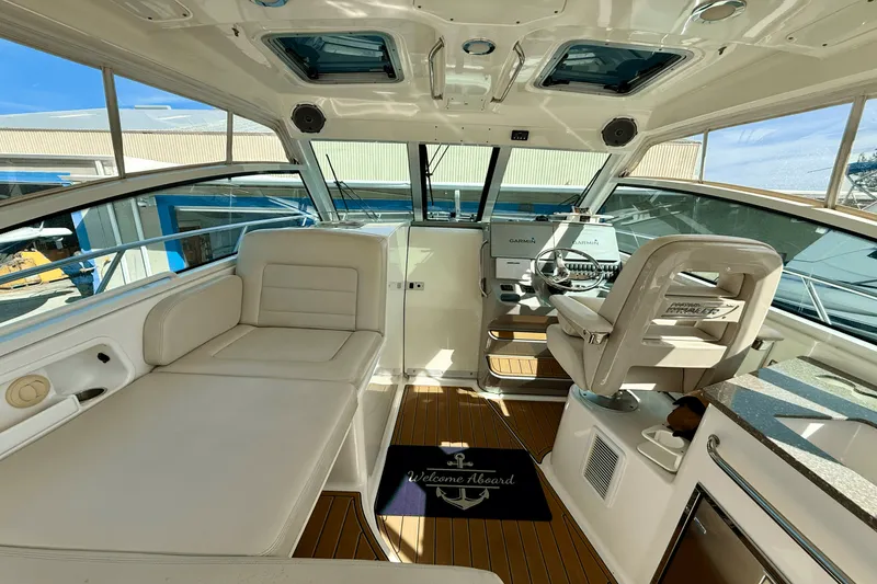 Slide: The Image of Boston Whaler 345 CONQUEST 2015 - 22