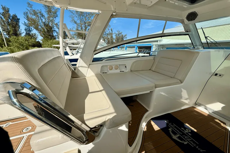 Slide: The Image of Boston Whaler 345 CONQUEST 2015 - 25