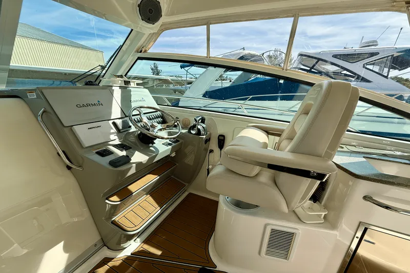 Slide: The Image of Boston Whaler 345 CONQUEST 2015 - 28