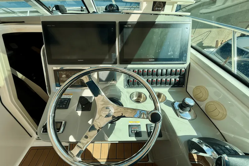 Slide: The Image of Boston Whaler 345 CONQUEST 2015 - 30