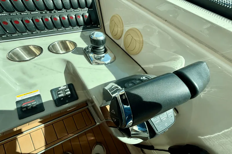 Slide: The Image of Boston Whaler 345 CONQUEST 2015 - 32