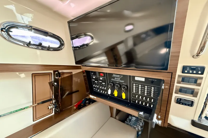 Slide: The Image of Boston Whaler 345 CONQUEST 2015 - 40