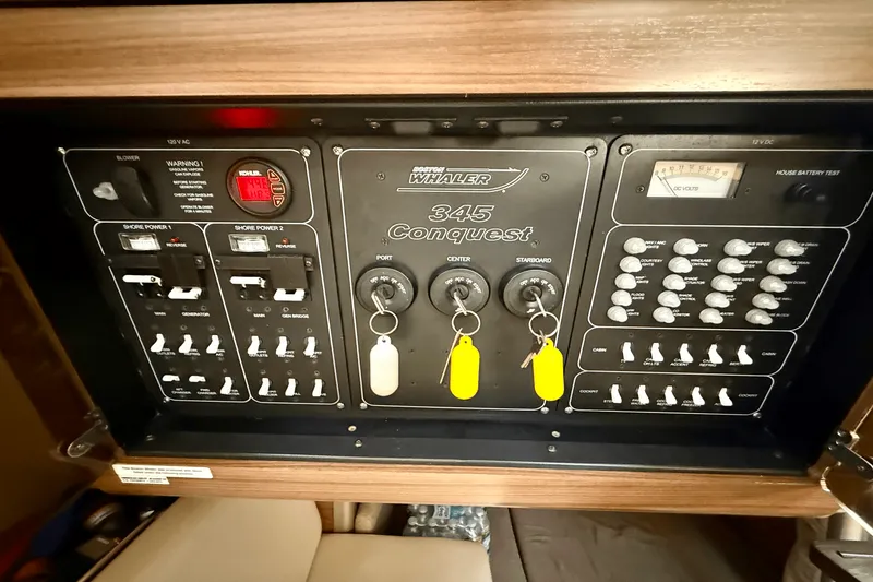 Slide: The Image of Boston Whaler 345 CONQUEST 2015 - 41