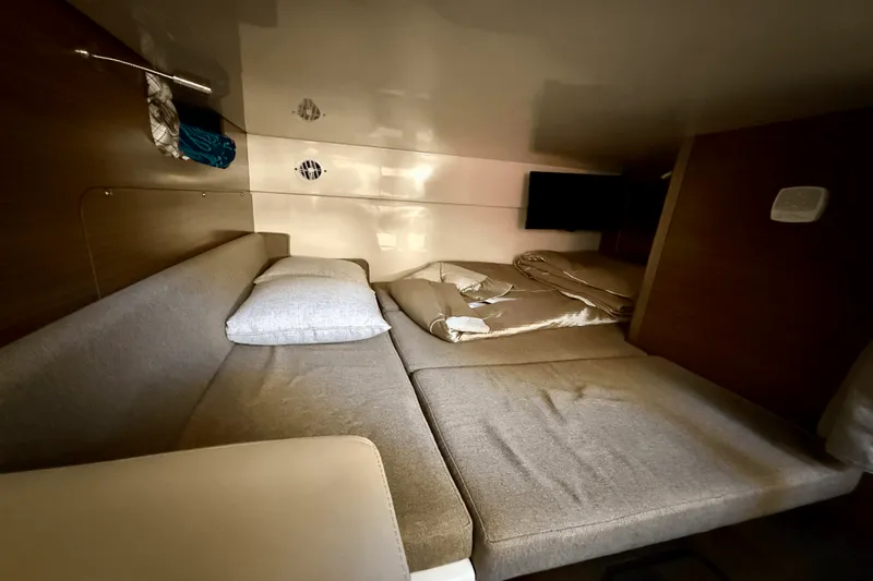 Slide: The Image of Boston Whaler 345 CONQUEST 2015 - 43