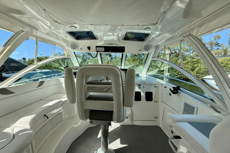 Slide: The Image of Boston Whaler 345 CONQUEST 2013 - 26