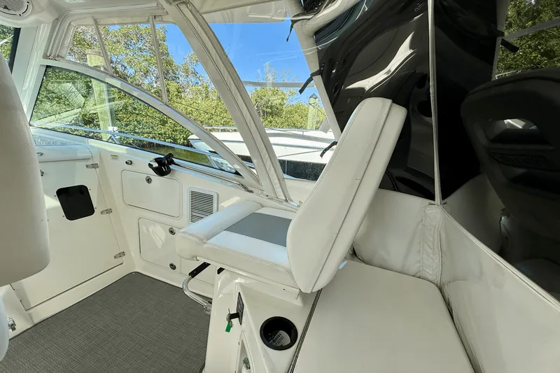 Slide: The Image of Boston Whaler 345 CONQUEST 2013 - 28