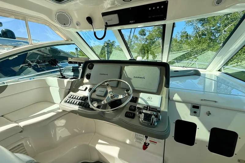 Slide: The Image of Boston Whaler 345 CONQUEST 2013 - 33