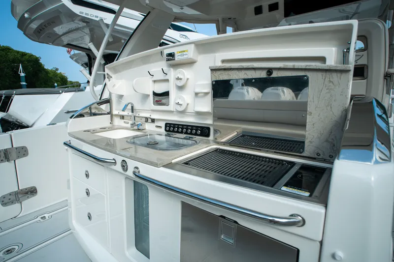 Slide: The Image of Boston Whaler 420 OUTRAGE 2018 - 10