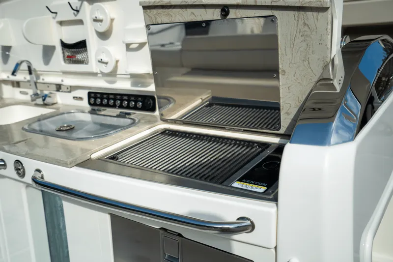 Slide: The Image of Boston Whaler 420 OUTRAGE 2018 - 11