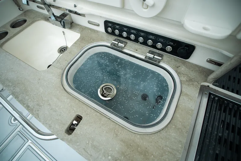 Slide: The Image of Boston Whaler 420 OUTRAGE 2018 - 13