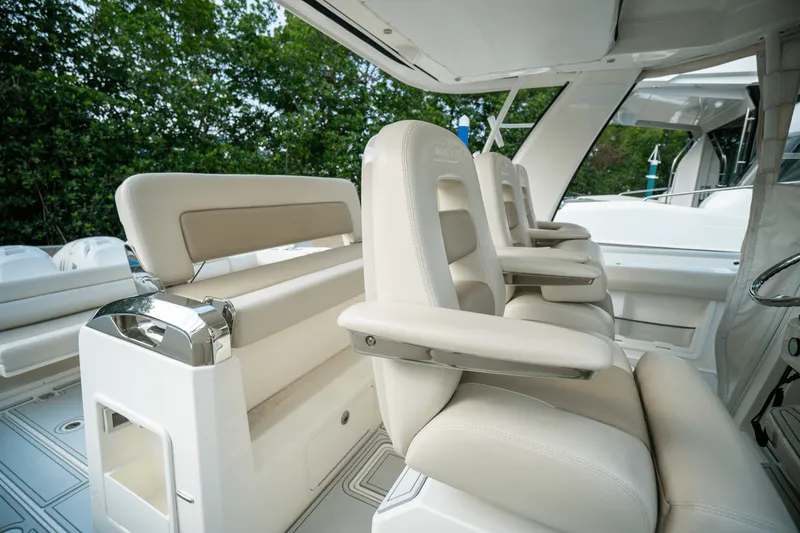 Slide: The Image of Boston Whaler 420 OUTRAGE 2018 - 15