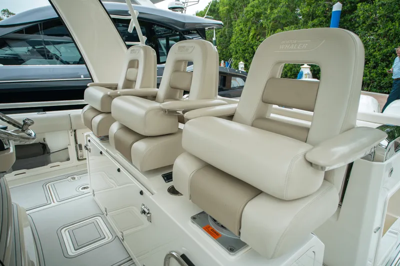 Slide: The Image of Boston Whaler 420 OUTRAGE 2018 - 16