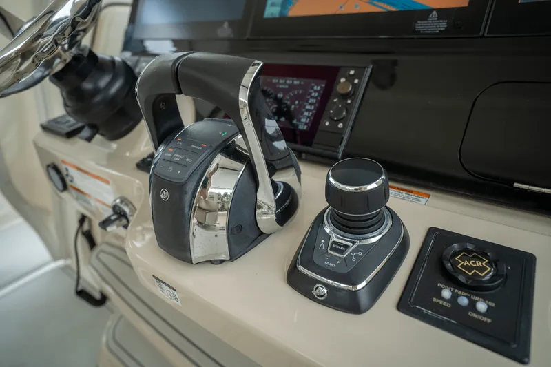 Slide: The Image of Boston Whaler 420 OUTRAGE 2018 - 18