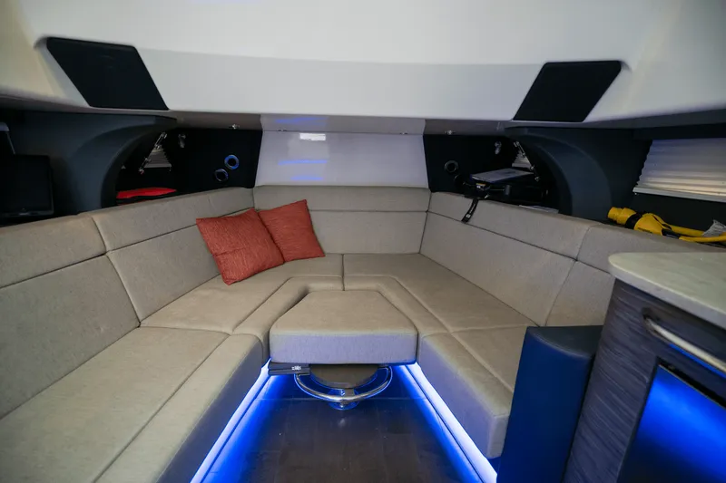 Slide: The Image of Boston Whaler 420 OUTRAGE 2018 - 25