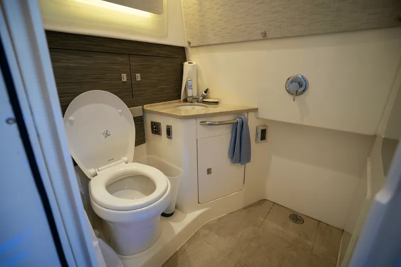 Slide: The Image of Boston Whaler 420 OUTRAGE 2018 - 26