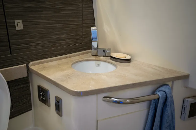 Slide: The Image of Boston Whaler 420 OUTRAGE 2018 - 27