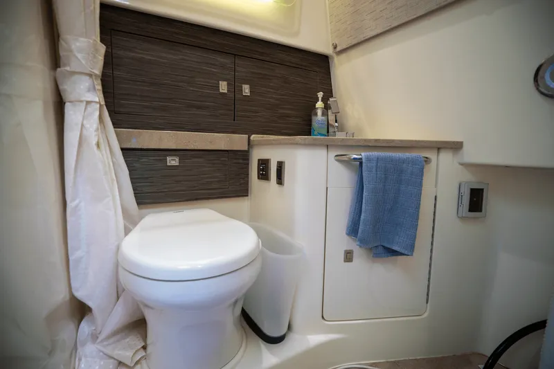 Slide: The Image of Boston Whaler 420 OUTRAGE 2018 - 28