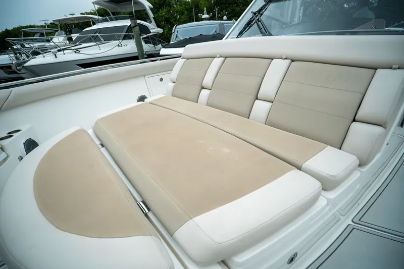 Slide: The Image of Boston Whaler 420 OUTRAGE 2018 - 35