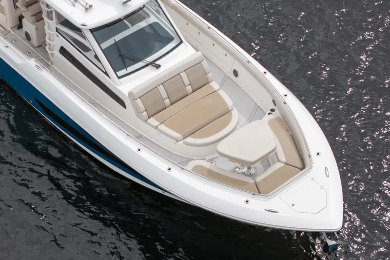 Slide: The Image of Boston Whaler 420 OUTRAGE 2018 - 39