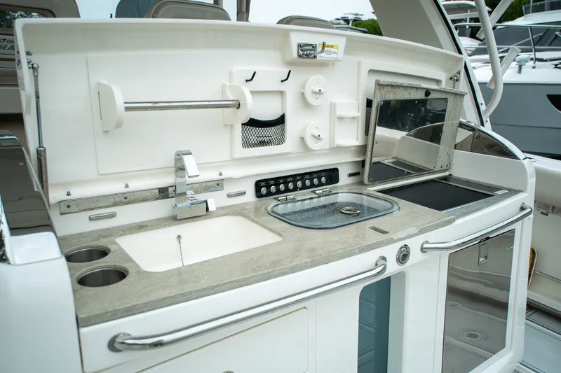 Slide: The Image of Boston Whaler 420 OUTRAGE 2018 - 9