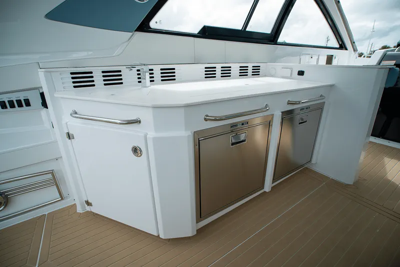 Slide: The Image of Cruisers 42 GLS Outboard 2025 - 10