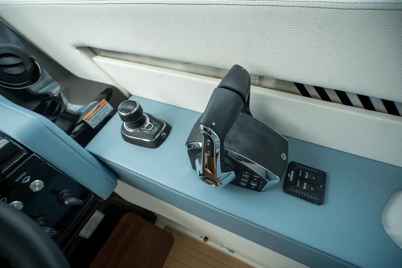 Slide: The Image of Cruisers 42 GLS Outboard 2025 - 15