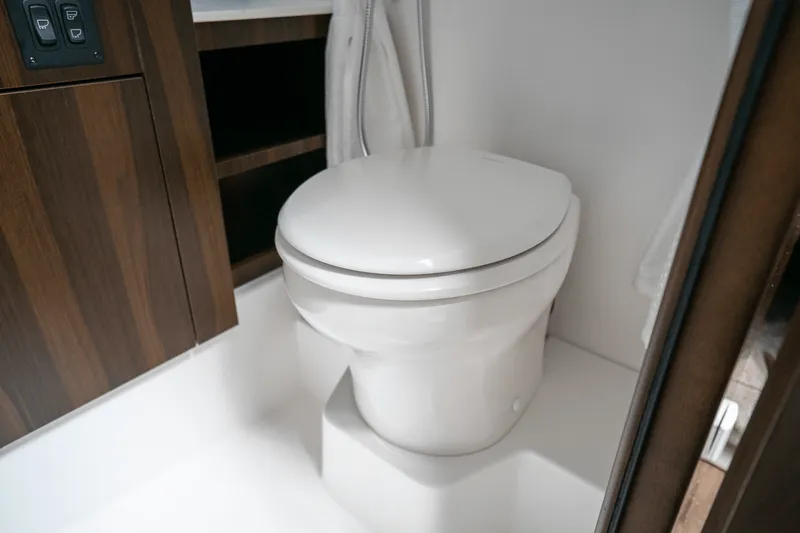 Slide: The Image of Cruisers 42 GLS Outboard 2025 - 20