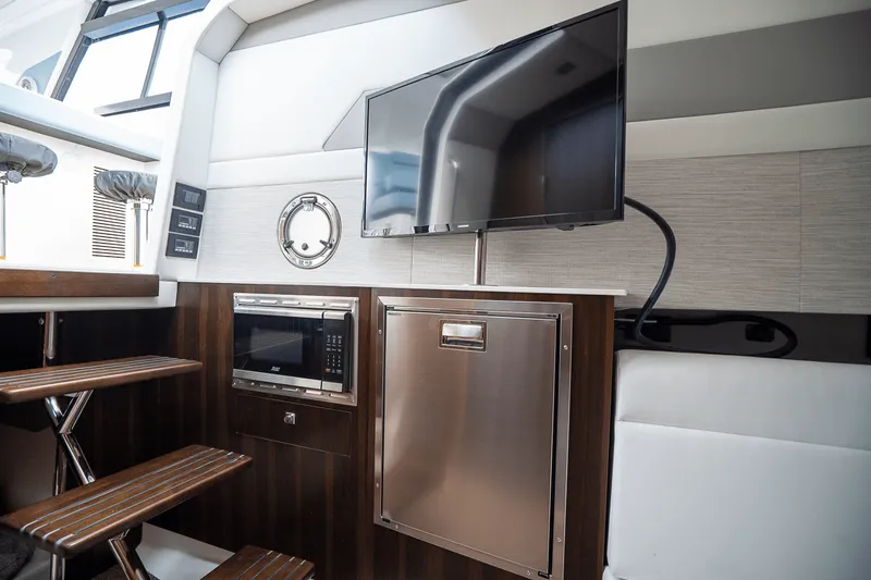 Slide: The Image of Cruisers 42 GLS Outboard 2025 - 21