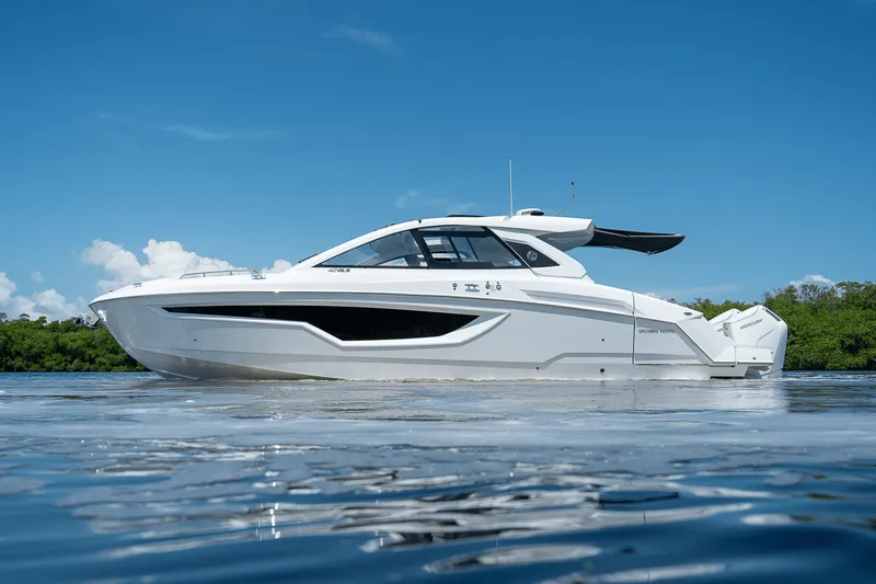 Slide: The Image of Cruisers 42 GLS Outboard 2025 - 44