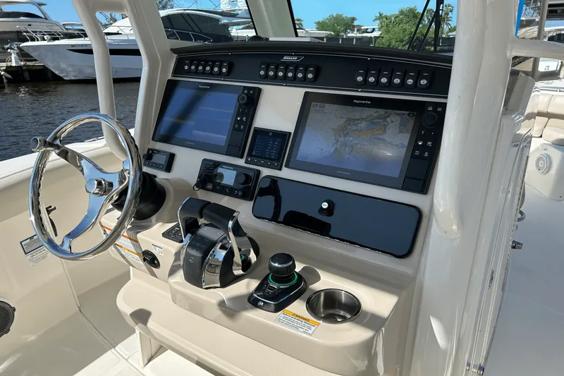 Slide: The Image of Boston Whaler 280 OUTRAGE 2021 - 10