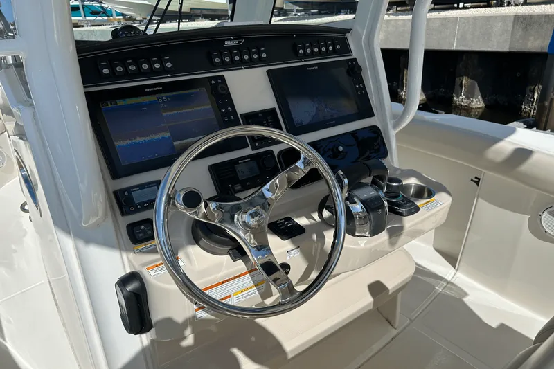 Slide: The Image of Boston Whaler 280 OUTRAGE 2021 - 11