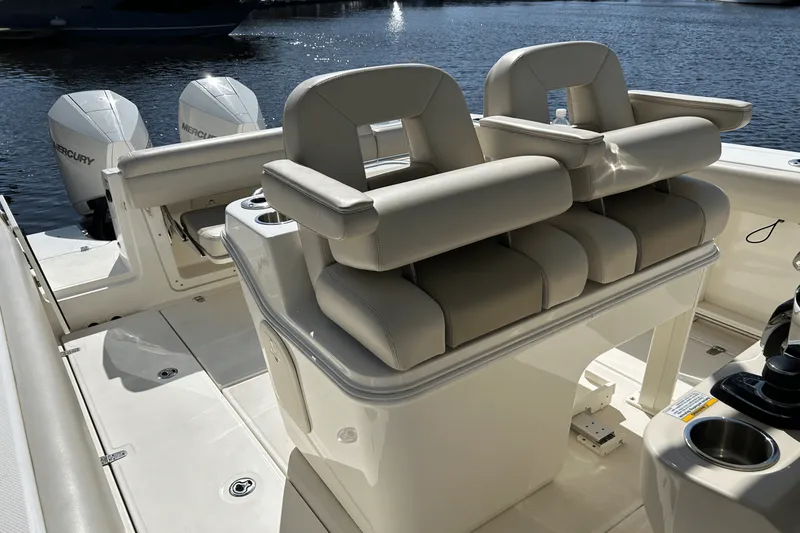 Slide: The Image of Boston Whaler 280 OUTRAGE 2021 - 17