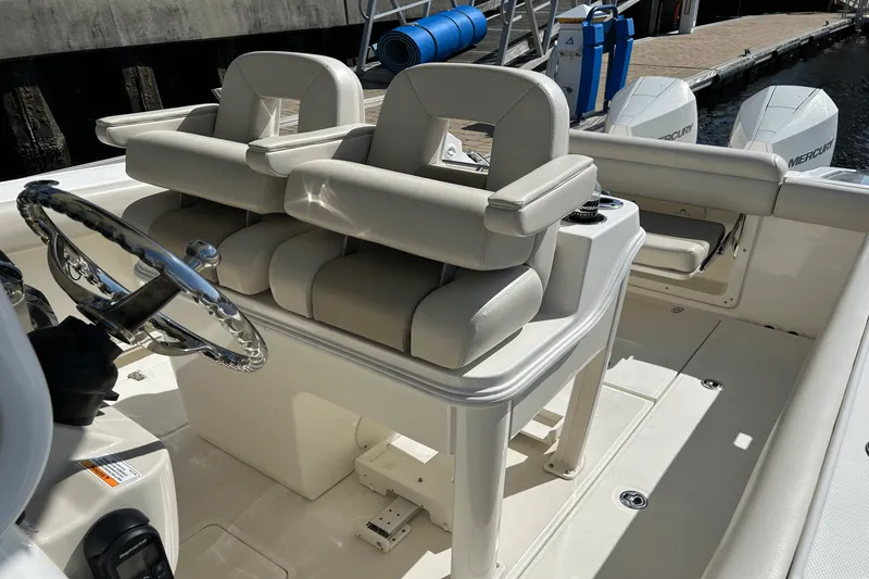 Slide: The Image of Boston Whaler 280 OUTRAGE 2021 - 18