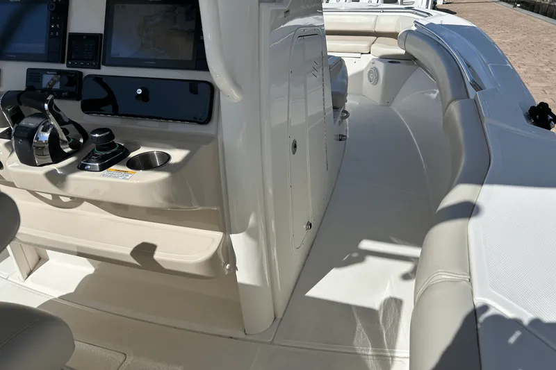 Slide: The Image of Boston Whaler 280 OUTRAGE 2021 - 21