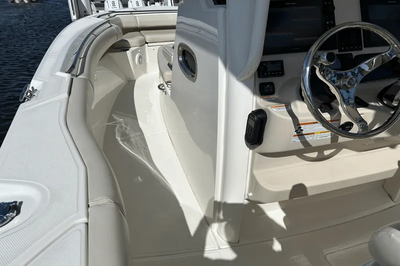 Slide: The Image of Boston Whaler 280 OUTRAGE 2021 - 22