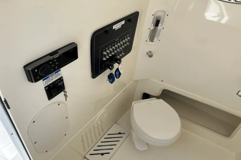 Slide: The Image of Boston Whaler 280 OUTRAGE 2021 - 29