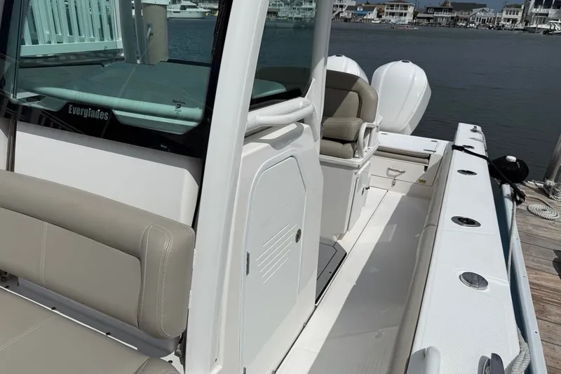 Slide: The Image of Everglades 273 Center Console 2019 - 10