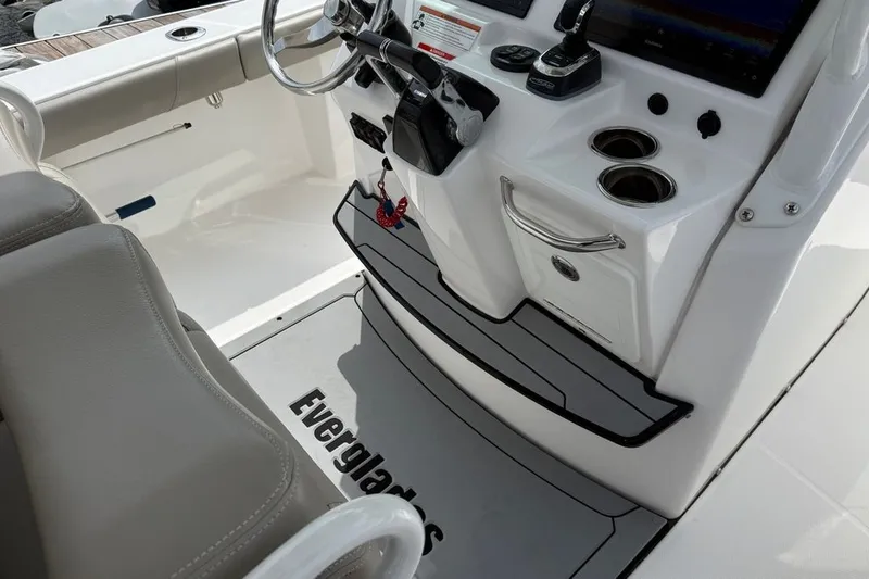 Slide: The Image of Everglades 273 Center Console 2019 - 15