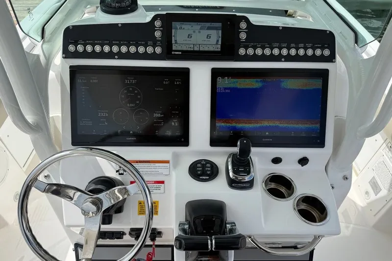 Slide: The Image of Everglades 273 Center Console 2019 - 13