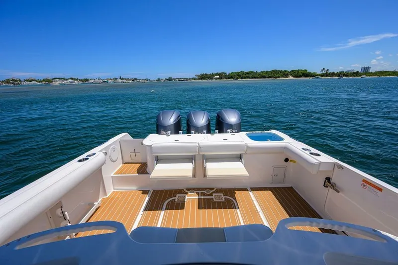 Slide: The Image of Everglades 355 Center Console 2018 - 32