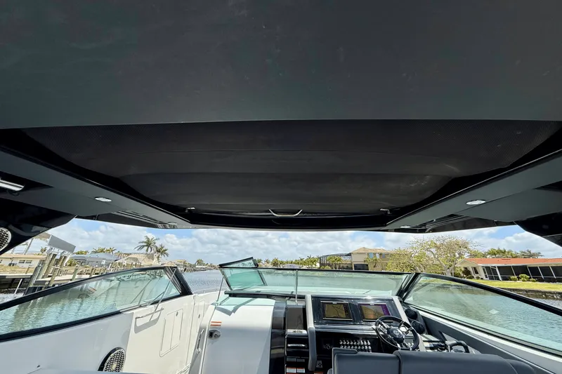 Slide: The Image of Cruisers 38 GLS 2020 - 30