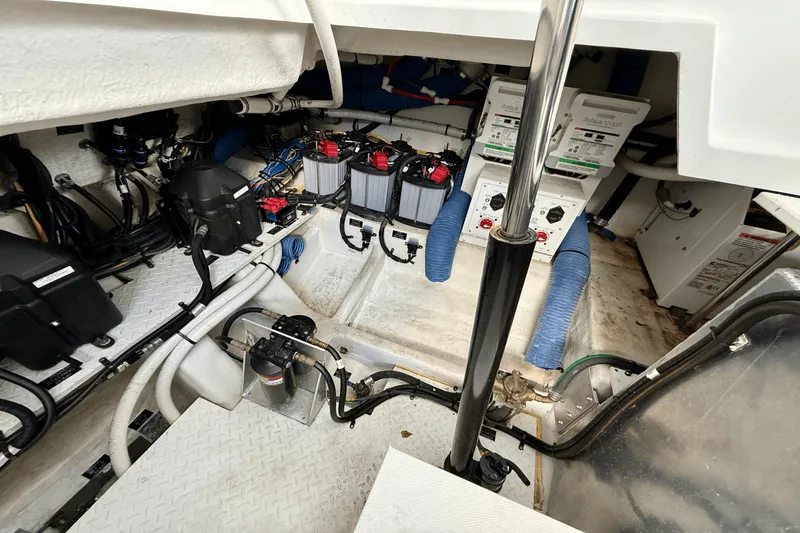 Slide: The Image of Cruisers Yachts 38 GLS 2020 - 15