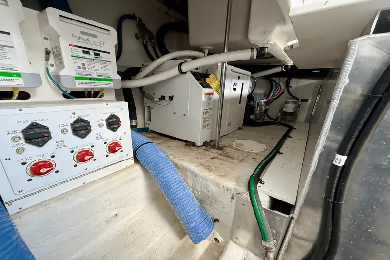 Slide: The Image of Cruisers Yachts 38 GLS 2020 - 17