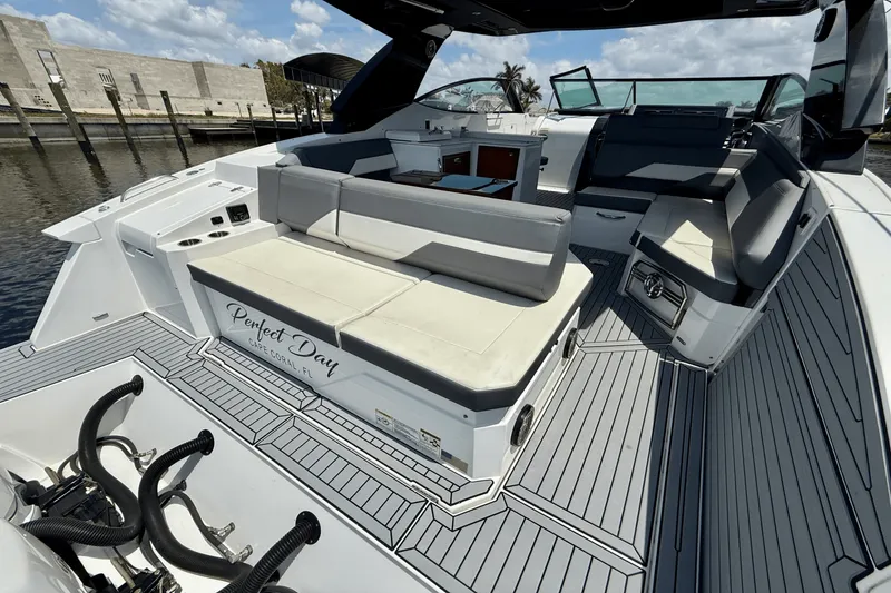 Slide: The Image of Cruisers Yachts 38 GLS 2020 - 18